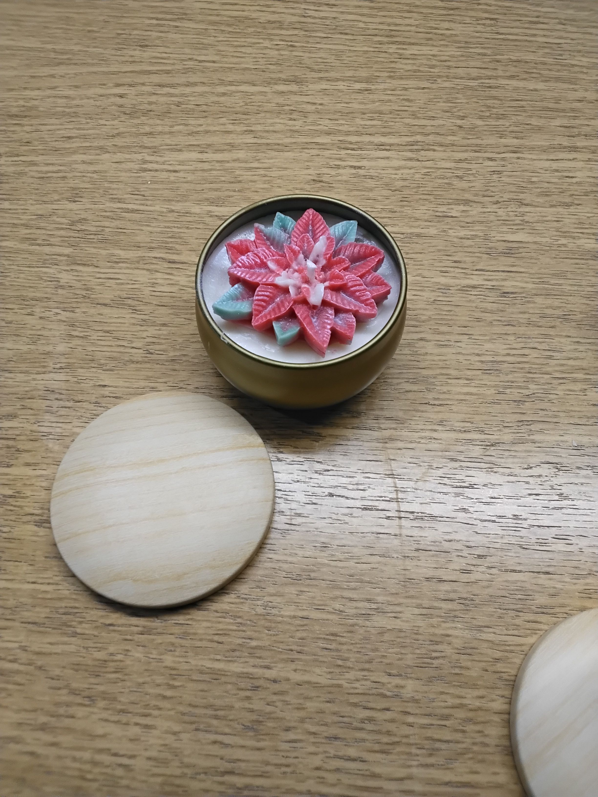 Image of Χριστουγεννιάτικη συλλογή  αρωματικών κεριών σε μεταλικό βαζάκι με καπάκι