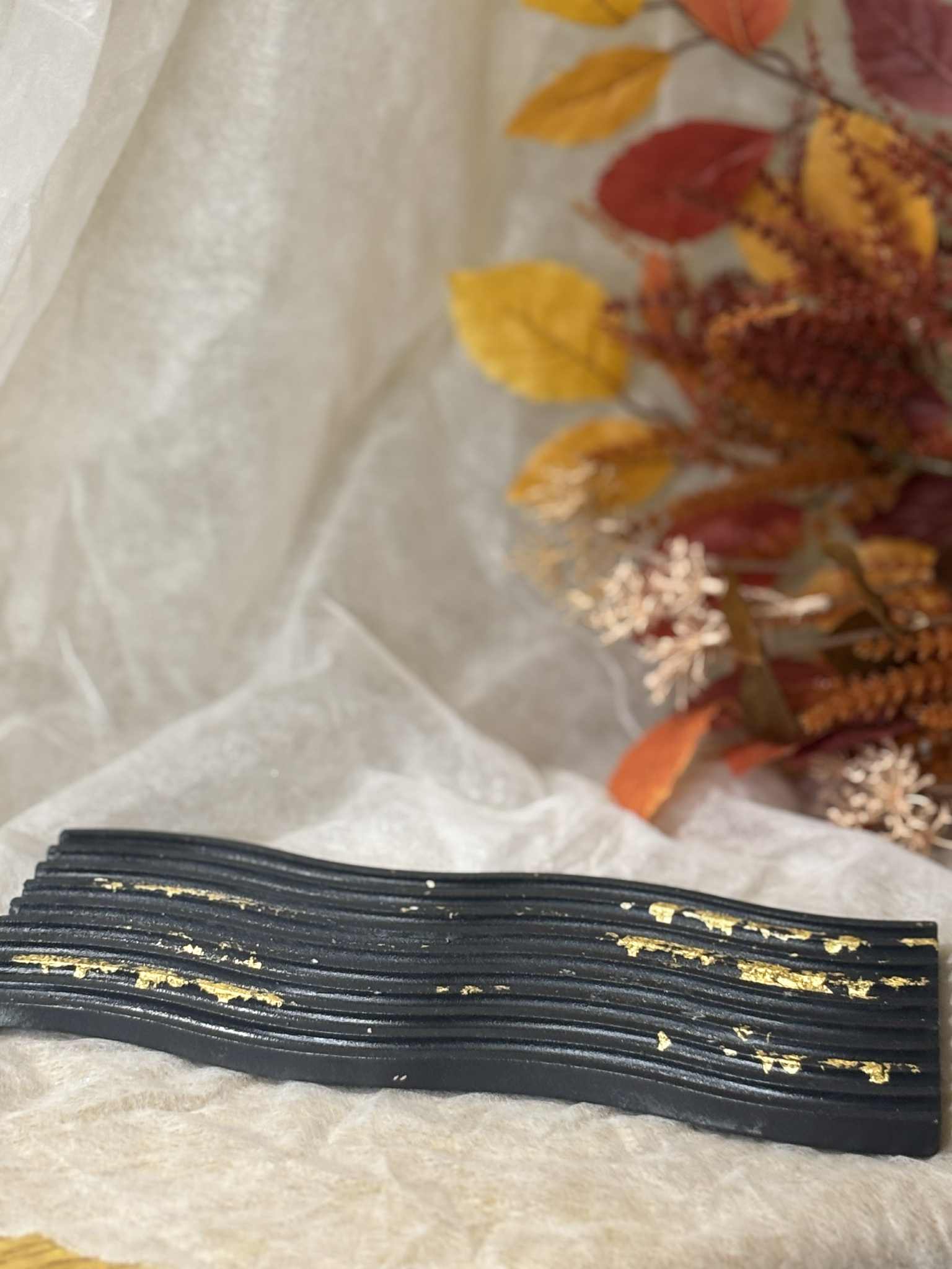 Image of   Minimal συλλογή σε μαύρο με χρυσές λεπτομέρειες 