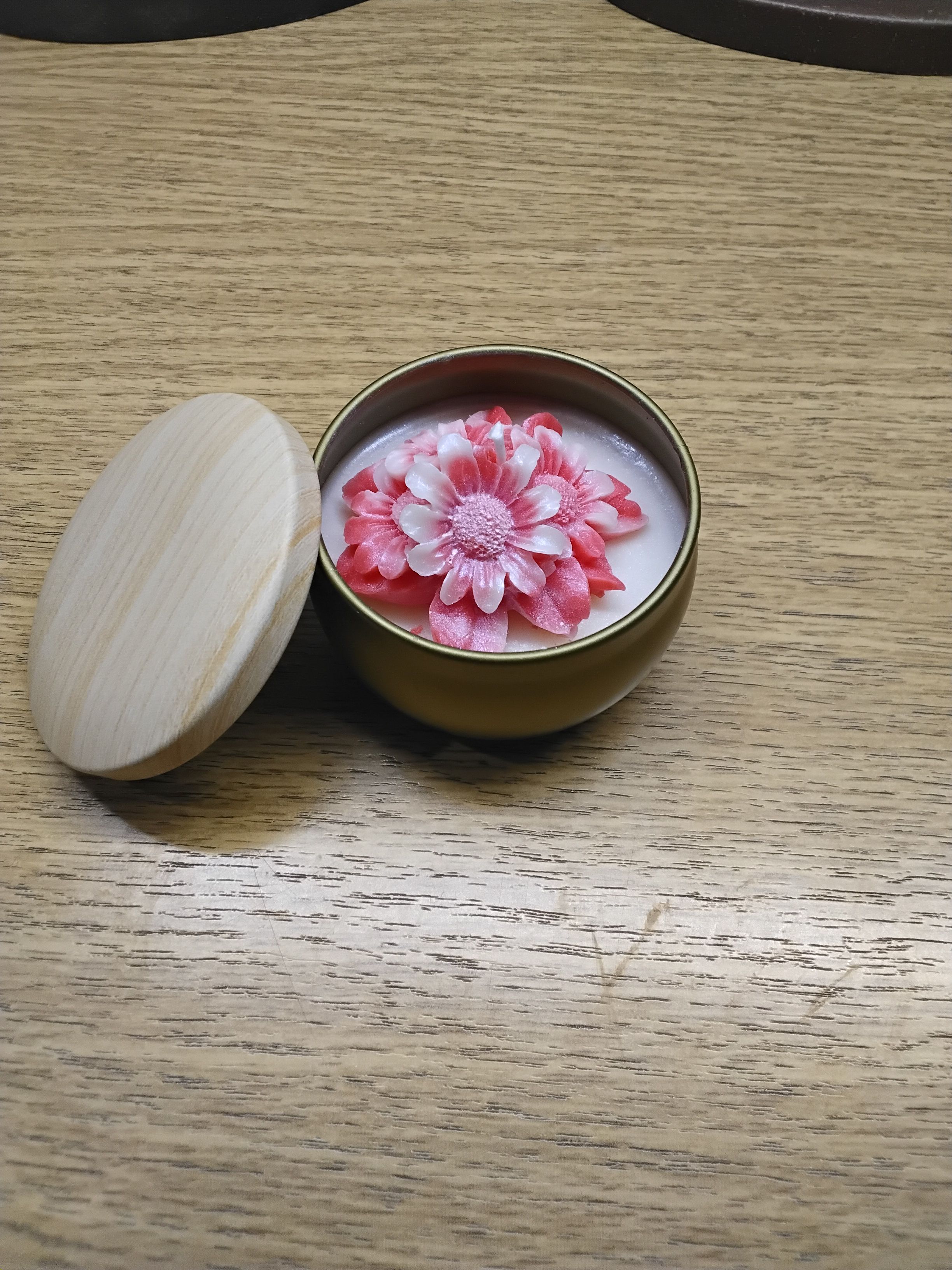 Image of Χριστουγεννιάτικη συλλογή  αρωματικών κεριών σε μεταλικό βαζάκι με καπάκι