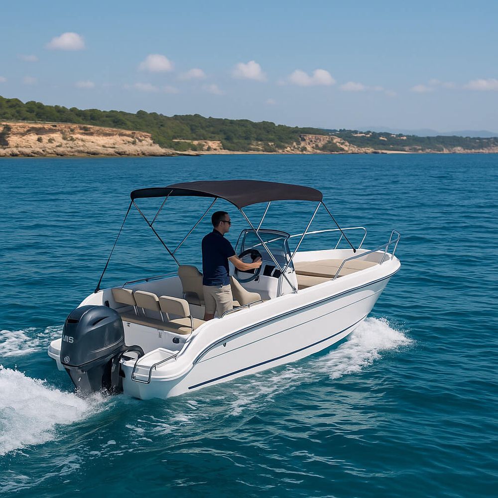 Barco privado de Holiboats fondeado en una cala turquesa de Mallorca con un patrón profesional a bordo