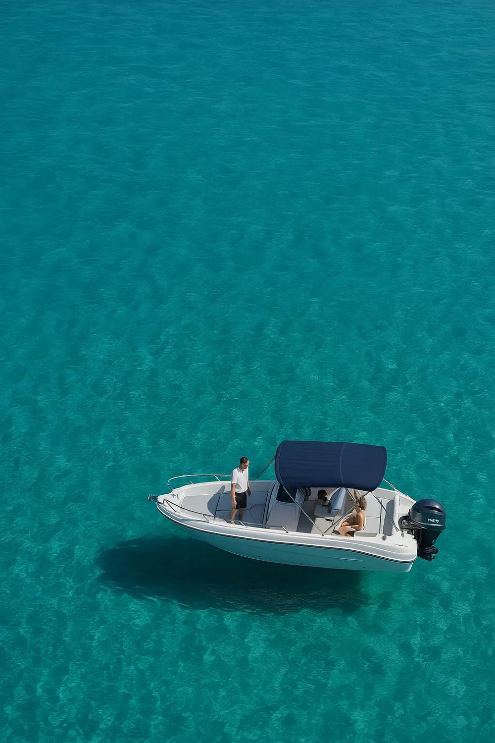 Vista aérea de una barca con un grupo de amigos en aguas turquesas de Mallorca.