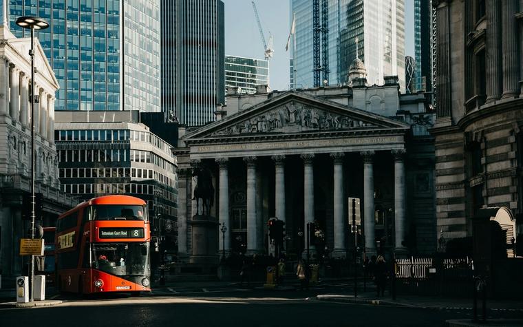 UK growth beats forecasts as global tech shares slide on AI worries