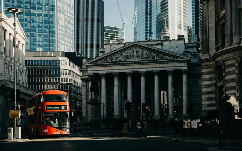 UK growth beats forecasts as global tech shares slide on AI worries