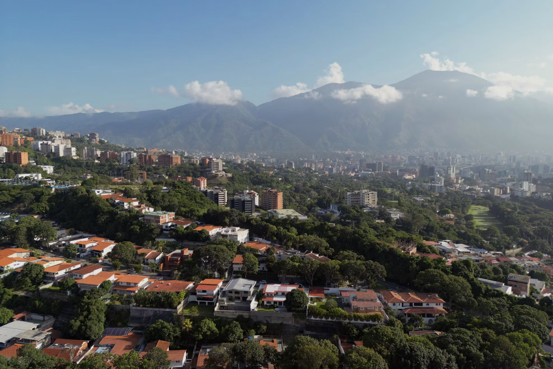 Vista al cerro el Ávila desde Santa Fe, Caracas.