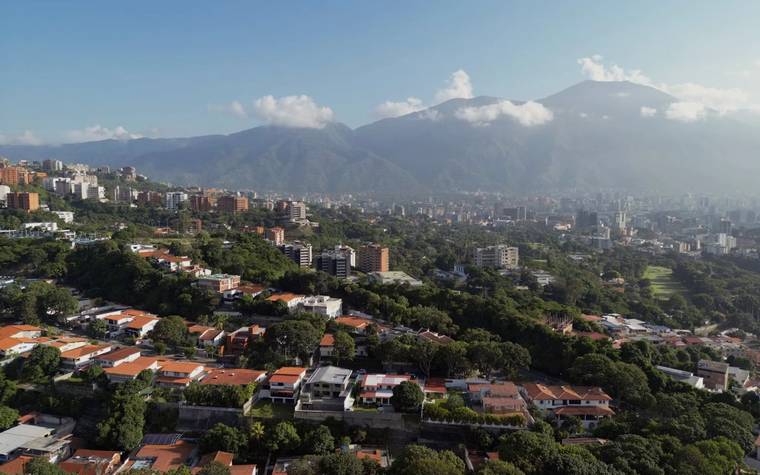 Vista al cerro el Ávila desde Santa Fe, Caracas.