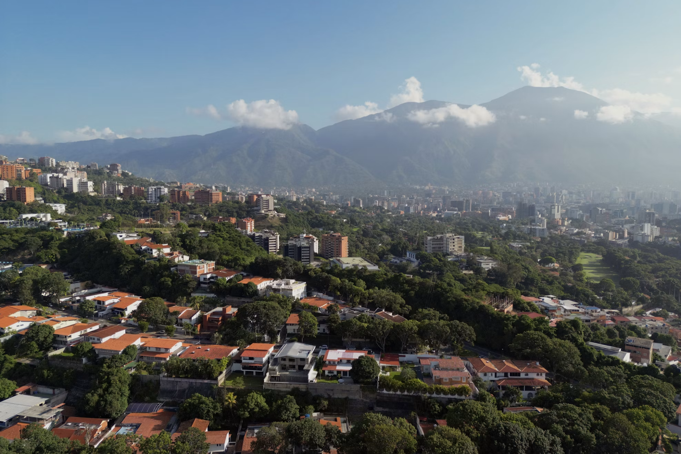 Vista al cerro el Ávila desde Santa Fe, Caracas.