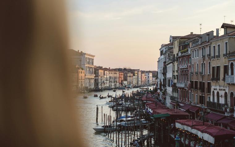 AI tools let scammers pinpoint holiday photos to craft bank fraud texts