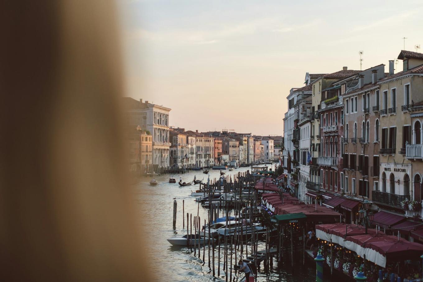 AI tools let scammers pinpoint holiday photos to craft bank fraud texts