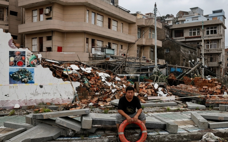Typhoon Bavi batters East China and Taiwan