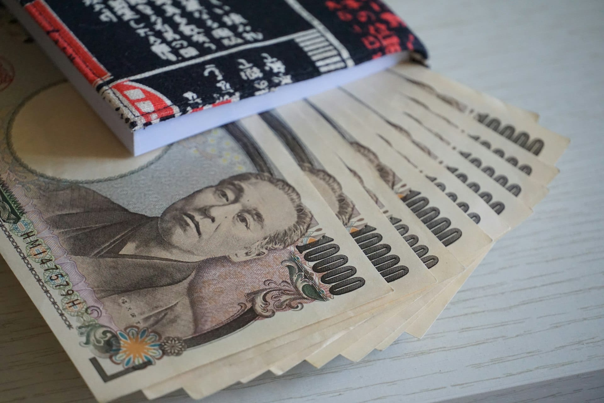 Yen Slides Past ¥160 as Fed Chief Signals More Rate Hikes