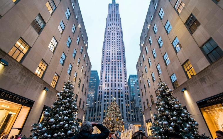 Amerikanske forbrugere planlægger mindre julehandel, men salget ventes at stige