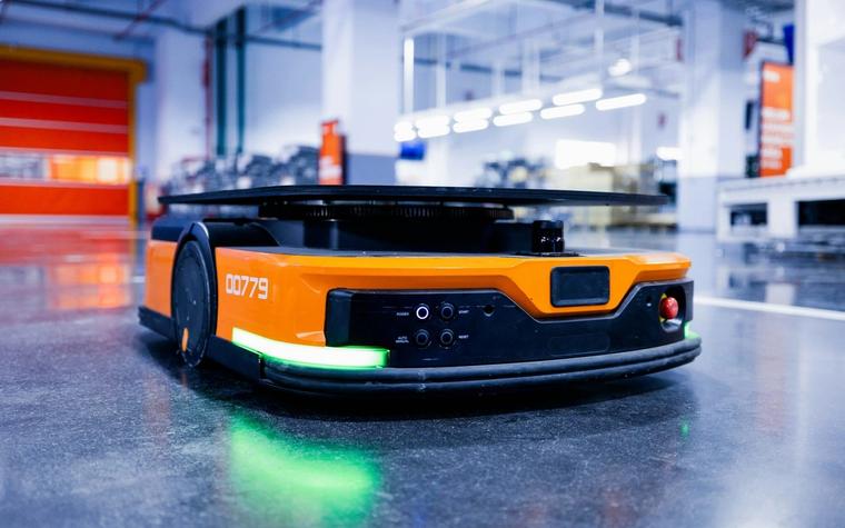 Chinese robots take over British warehouses as productivity lags