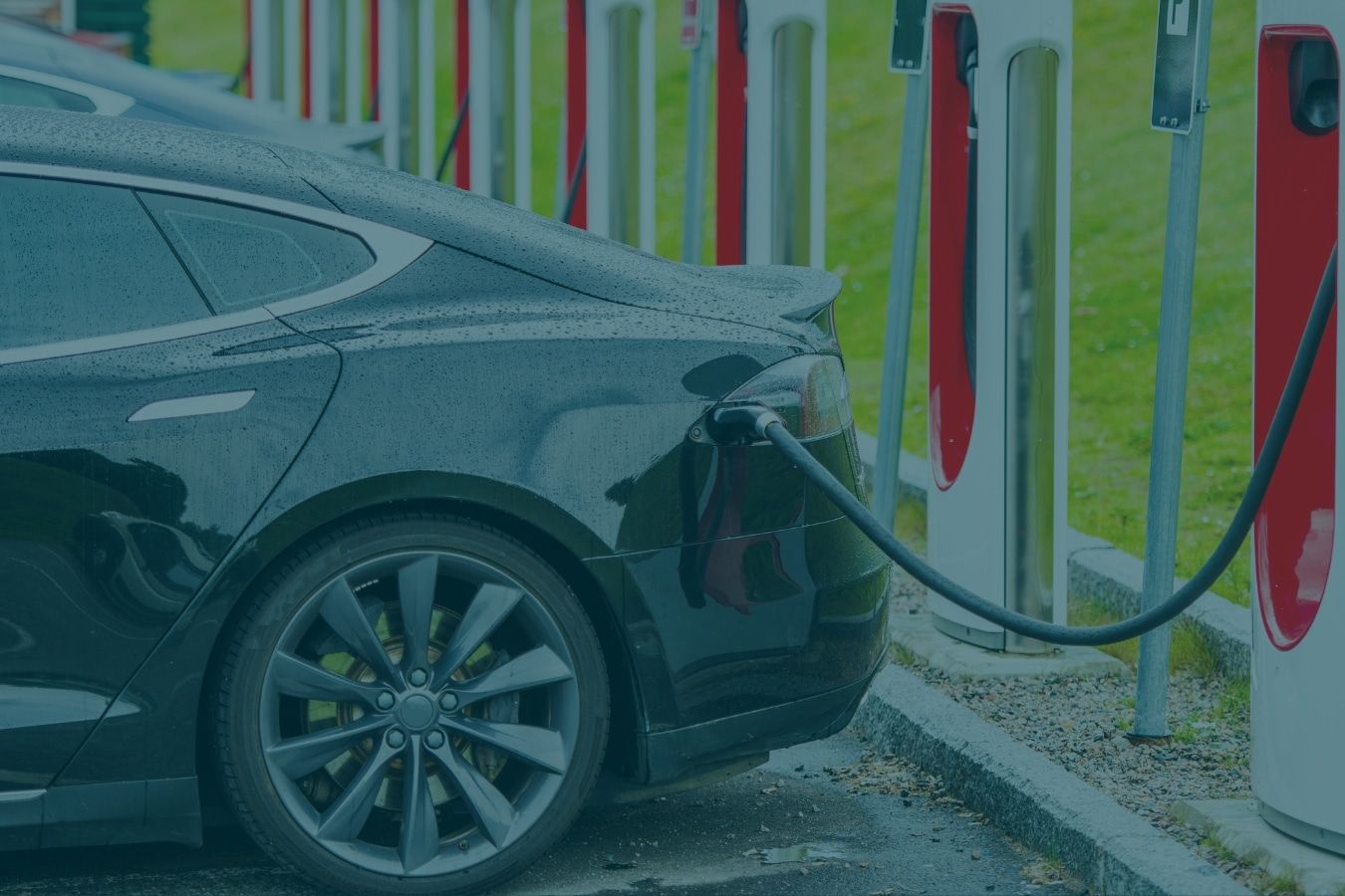Como carregar um carro elétrico: saiba como funciona e onde carregar!
