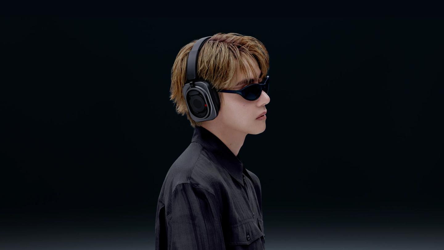 Persona utilizando los Nothing Headphone (1) Pro en color negro