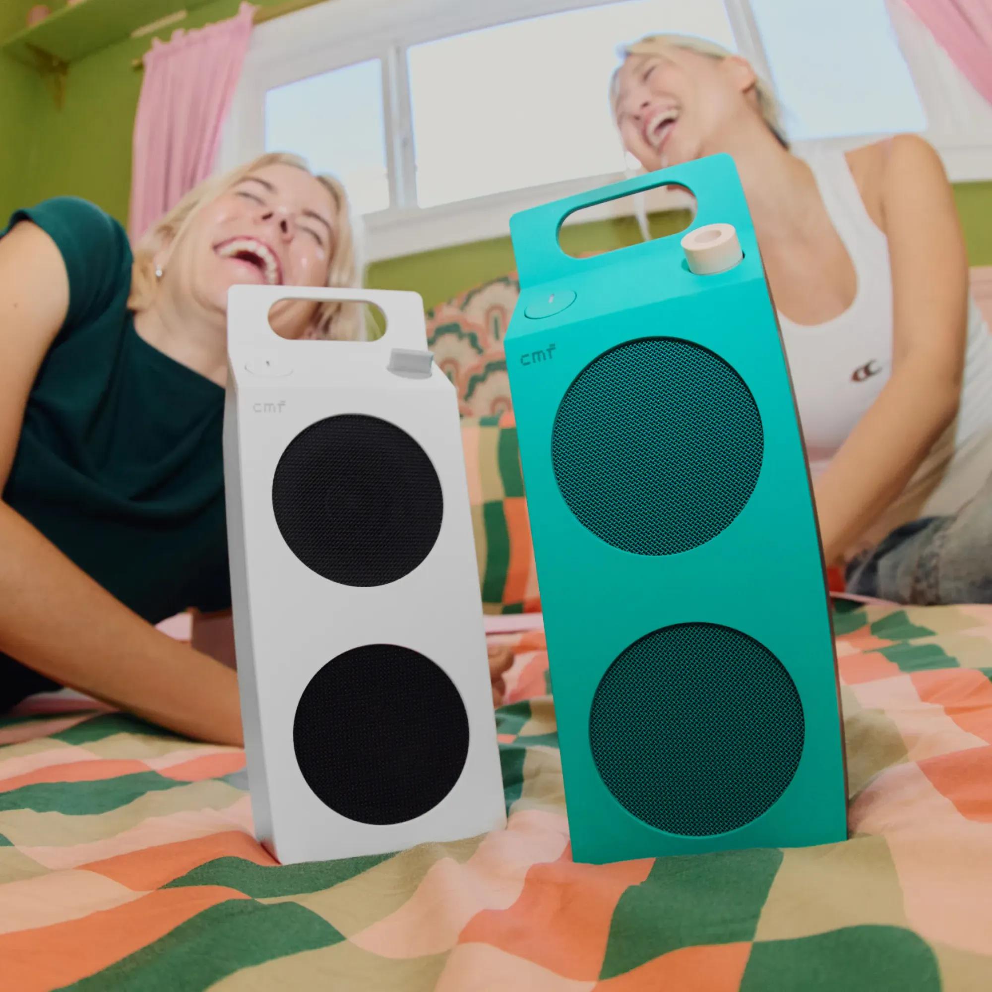 CMF Speaker Mを屋外で使うイメージ