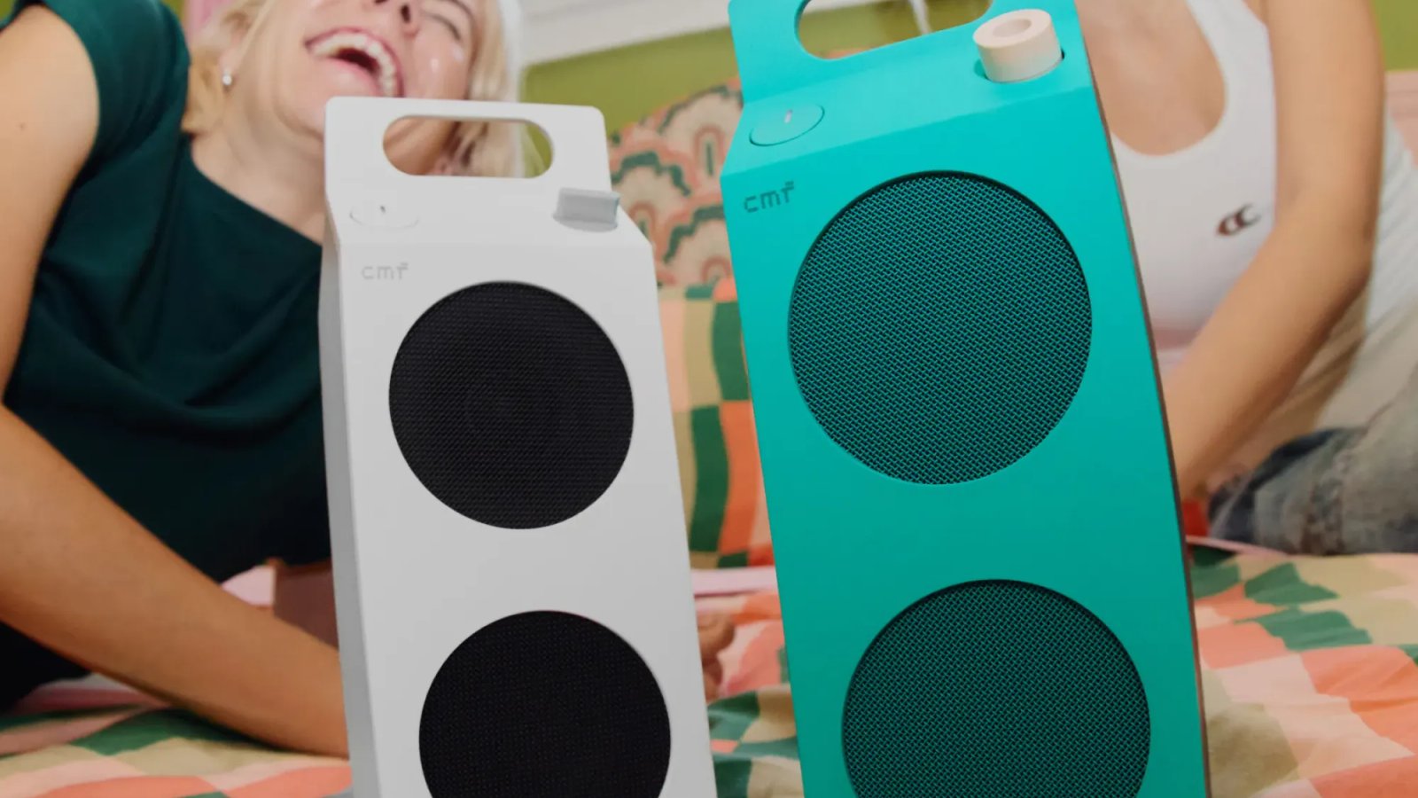 CMF Speaker Mを屋外で使うイメージ
