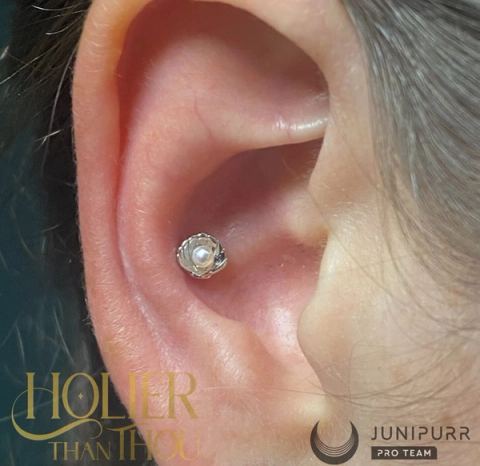 “Shellby” by is just perfect in this fresh delicate conch piercing by our 🥹✨