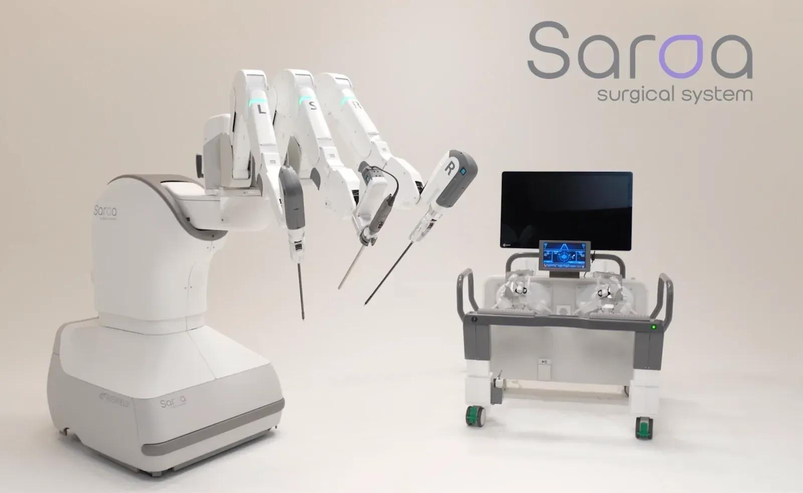 手術支援ロボット Saroa。左に鉗子を付けた 3 本のロボットアーム、右に医師が操作するコンソール