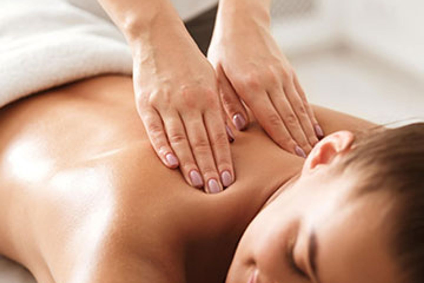 Soulagez les tensions et retrouvez l’équilibre avec le massage des tissus profonds à la Clinique Corps Idéal