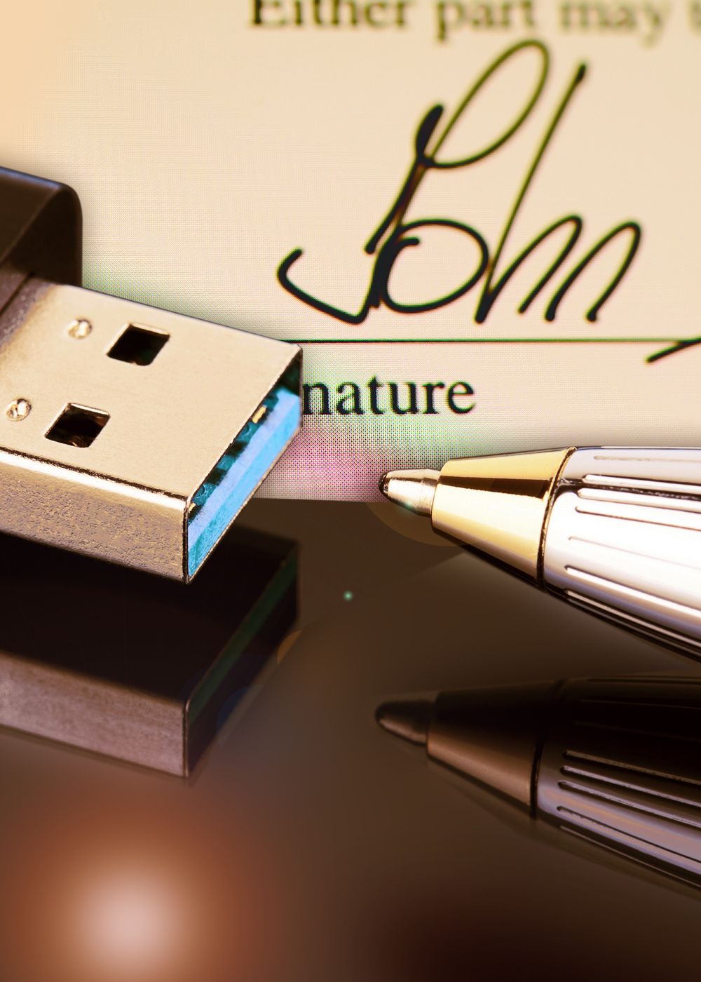 Zbliżenie na pendrive’a, długopis i dokument