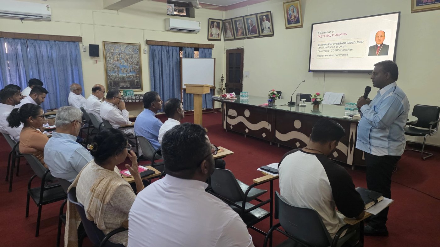 The seminar started with a Hymn and Prayer.