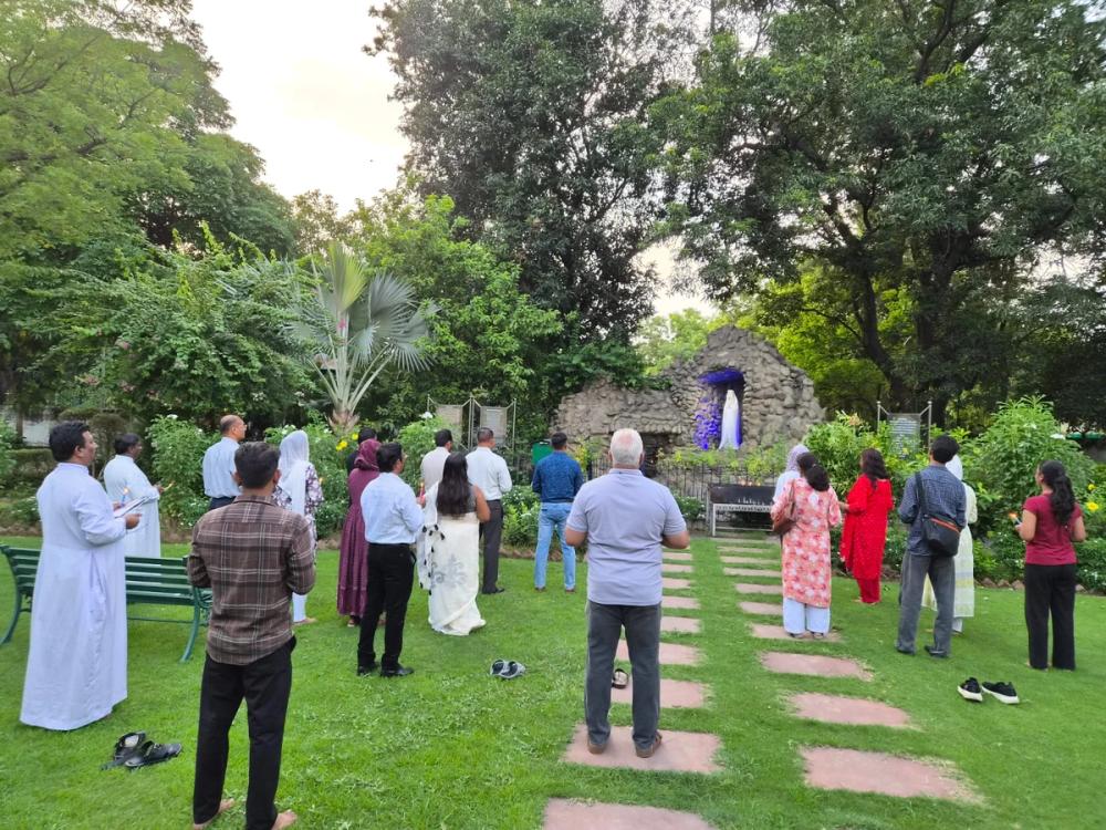 Holi Rosari Prayer by Lay Faithful