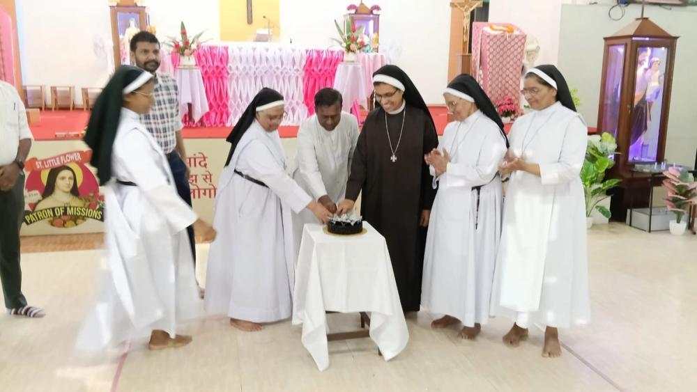 The celebration was graced by the presence of Rev. Sr. Pavana CMC, Vicar Provincial, and Rev. Sr. Jill CMC, Bhurewala, who joined the parish community for the occasion.