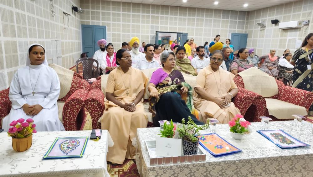 Mrs. Dhawan appreciated the school's initiative and emphasised the vital role of grandparents