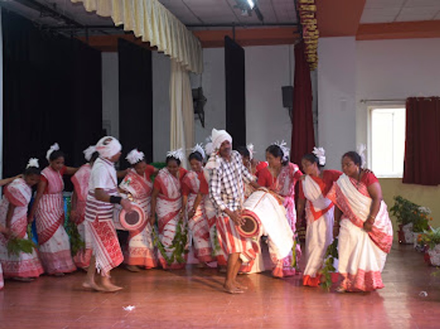 Vibrant presentation of the rich tribal culture and traditions of the migrant communities.