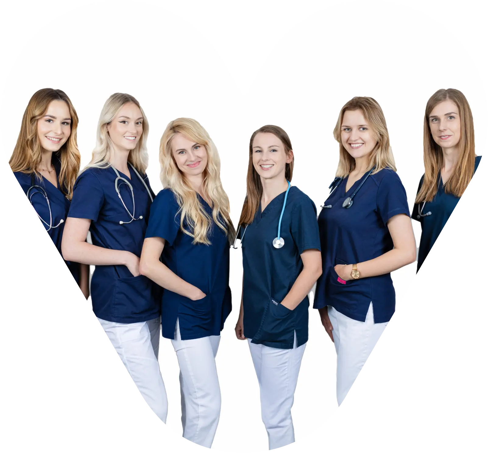 Uśmiechnięte lekarki i pielęgniarki Ośrodka Zdrowia w Turośni Kościelnej, w granatowo-białym uniformie medycznym, ze stetoskopami zawieszonymi na szyi, stojące na białym tle