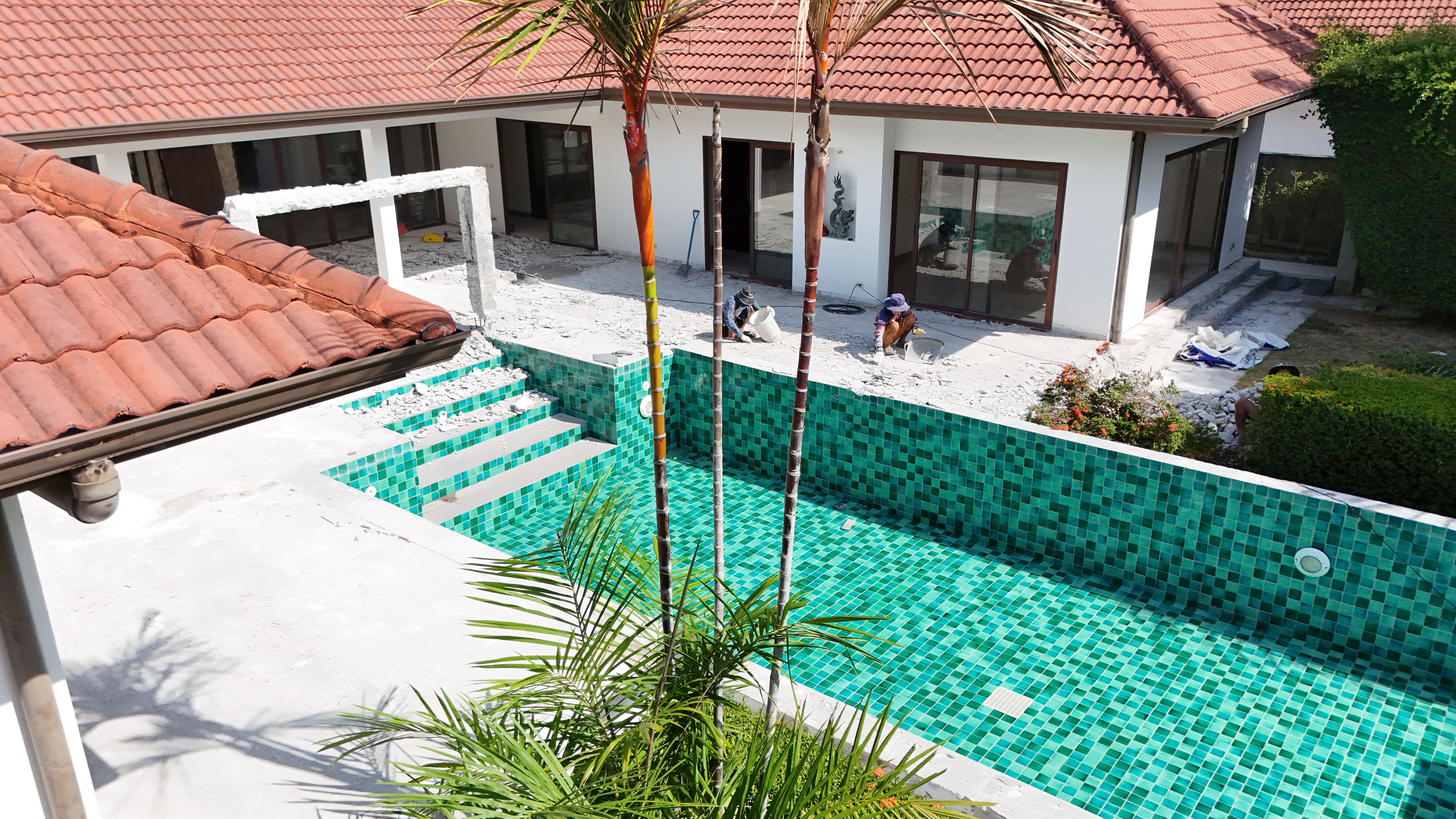 piscine vide en cours de renovation