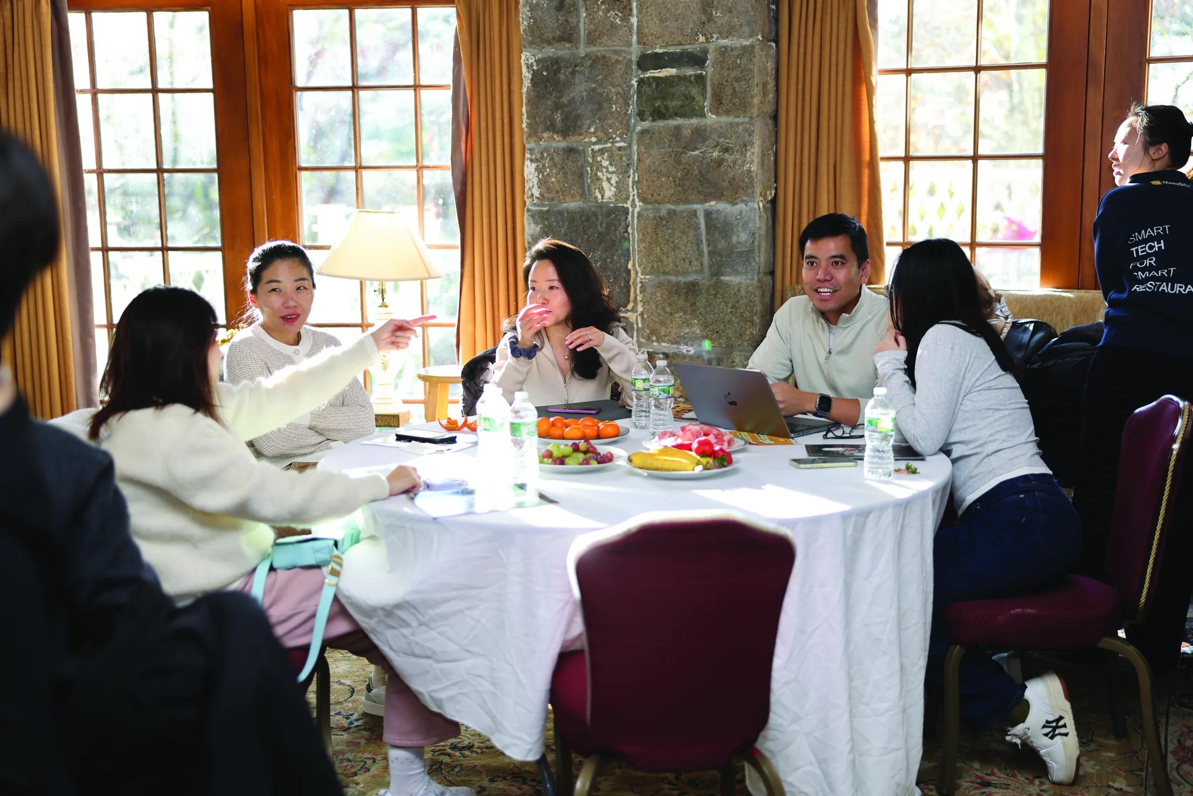 Restaurant operators connecting in a focused club gathering