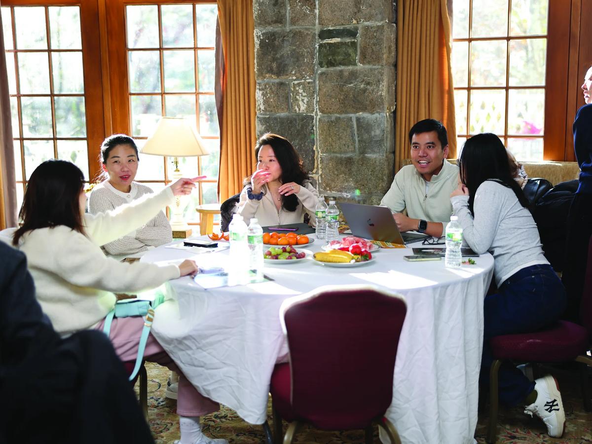 Restaurant operators connecting in a focused club gathering