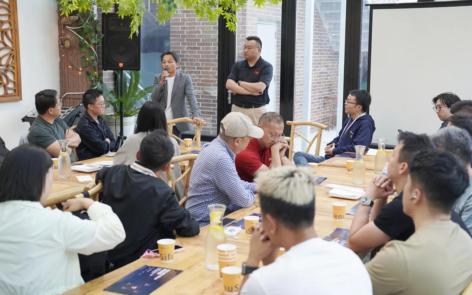 Restaurant owners exchanging practical experience around a table