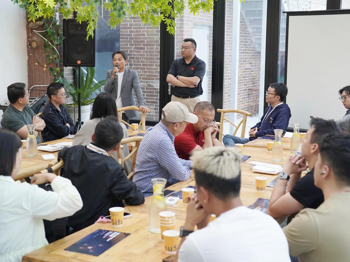 Restaurant owners exchanging operating experience around a table