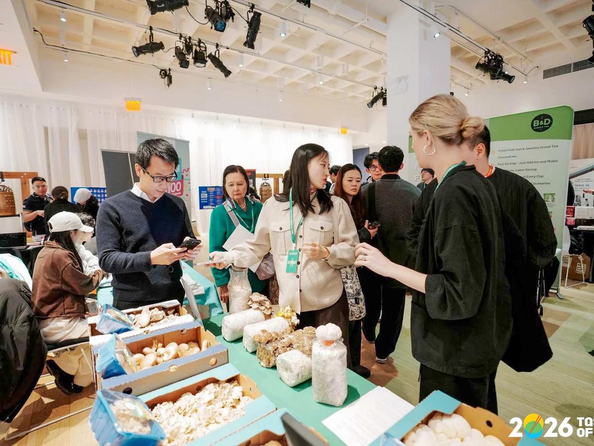 供应商与餐厅经营者在 Taste of Asia 现场交流