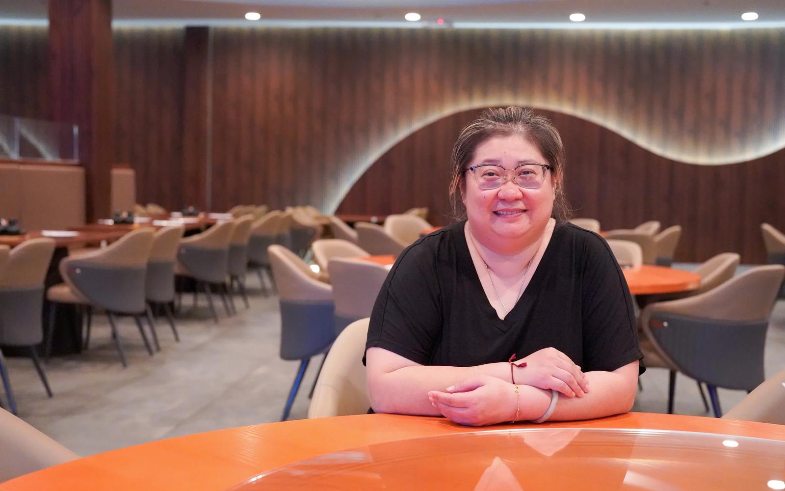 Restaurant owners exchanging practical experience around a table