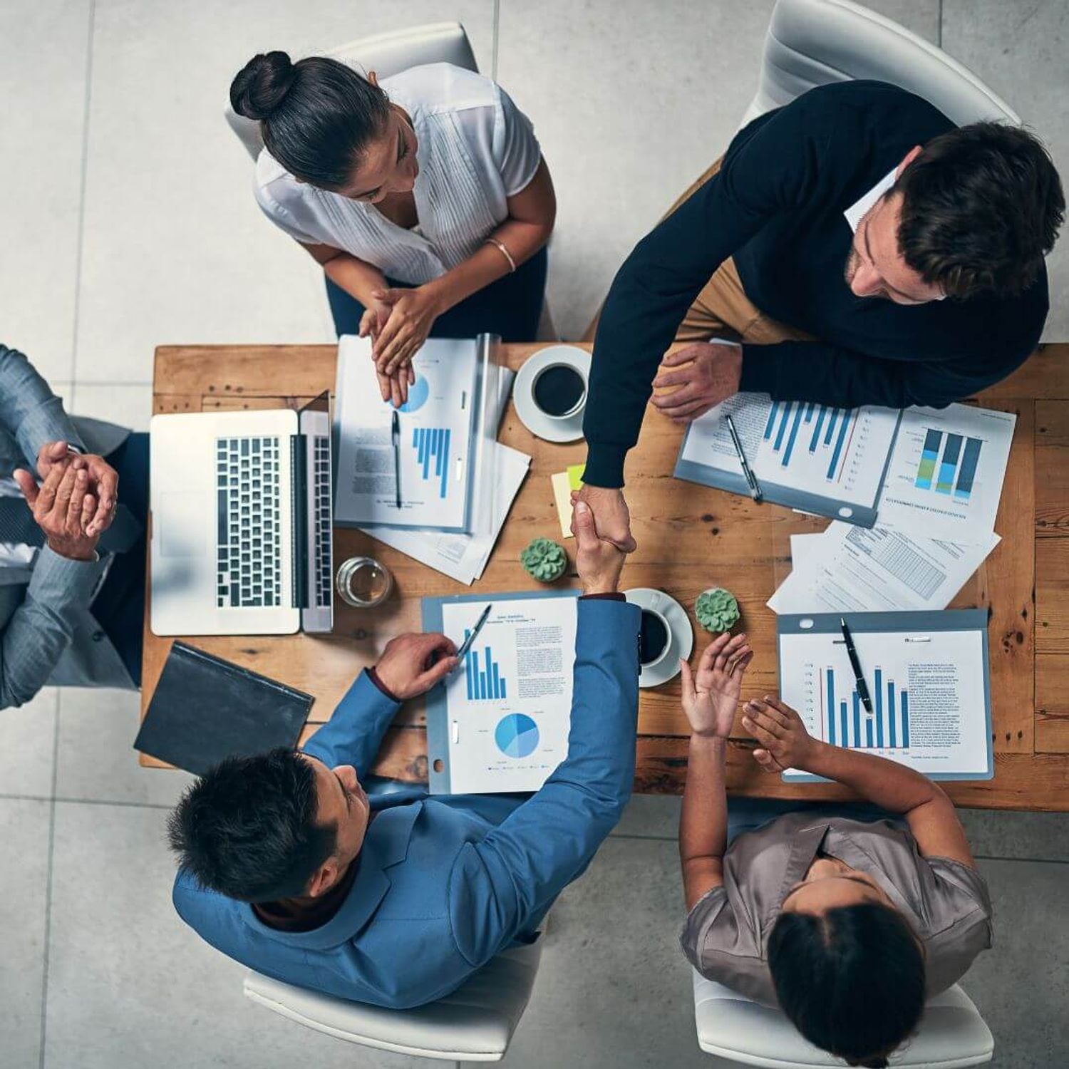 Pitchdrive startups shaking hands with investors - effective branding