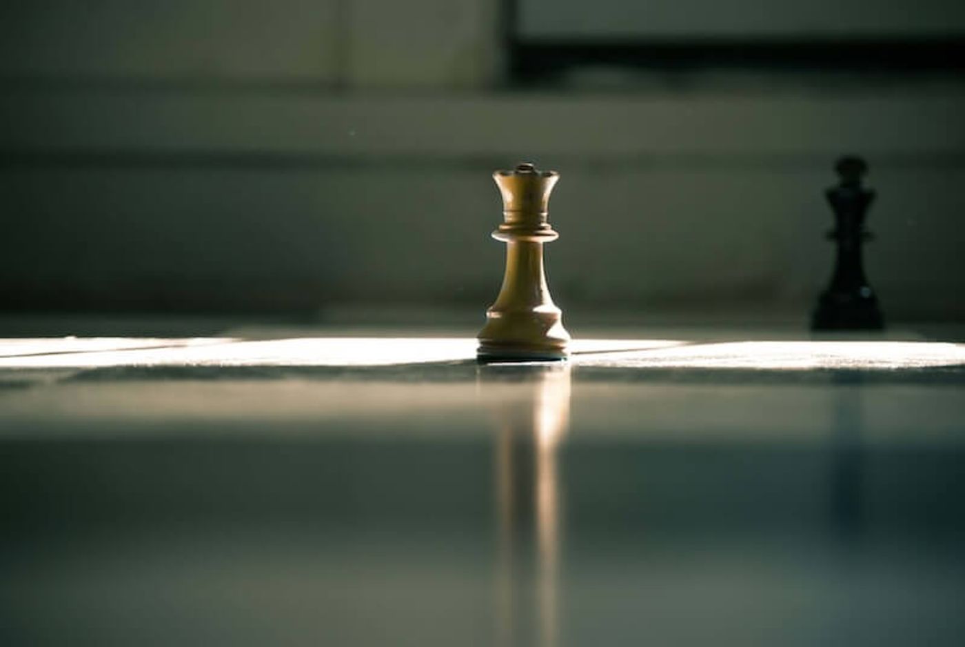 2 chess pieces symbolizing key differences between angel investors and venture capital
