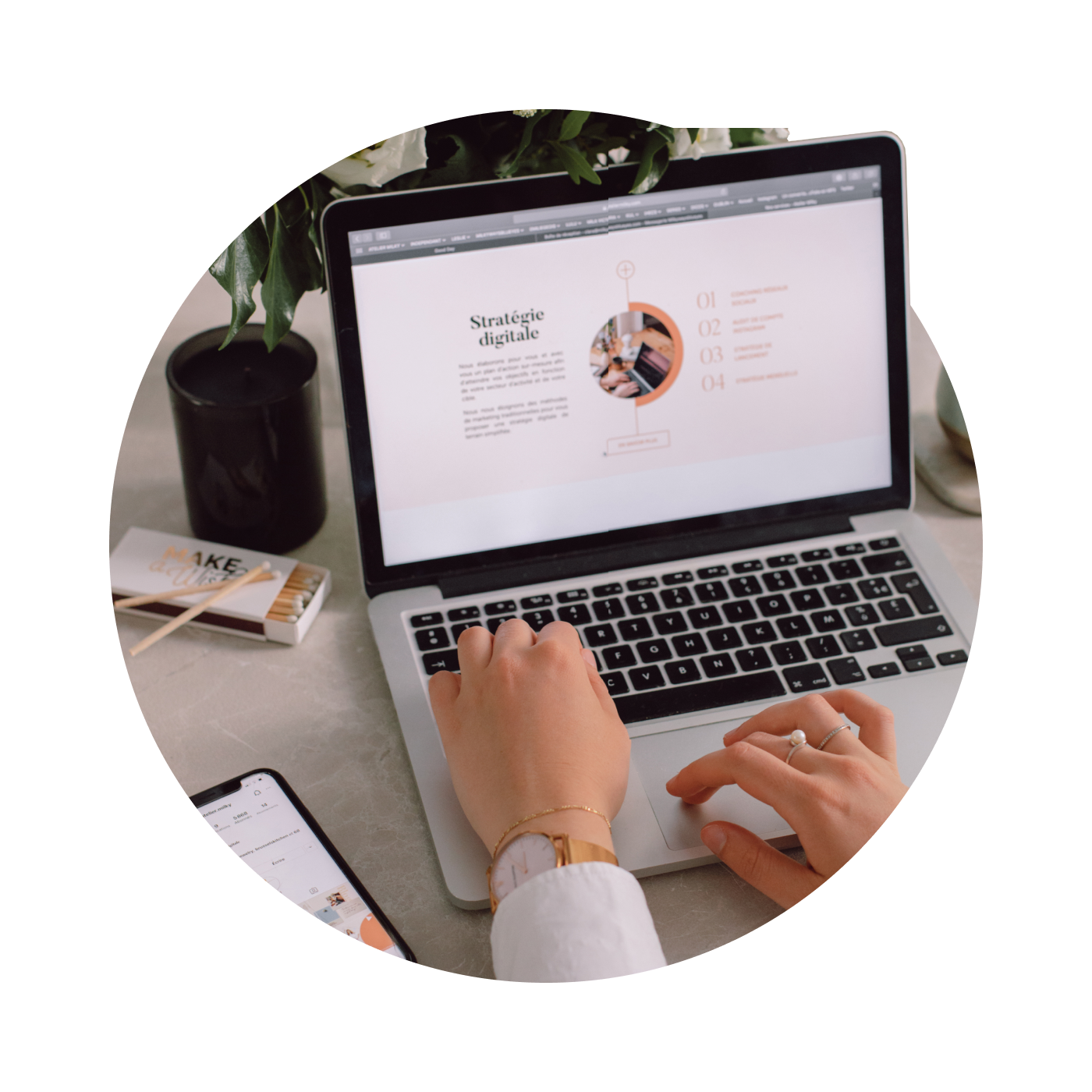 Personne navigant internet avec un ordinateur