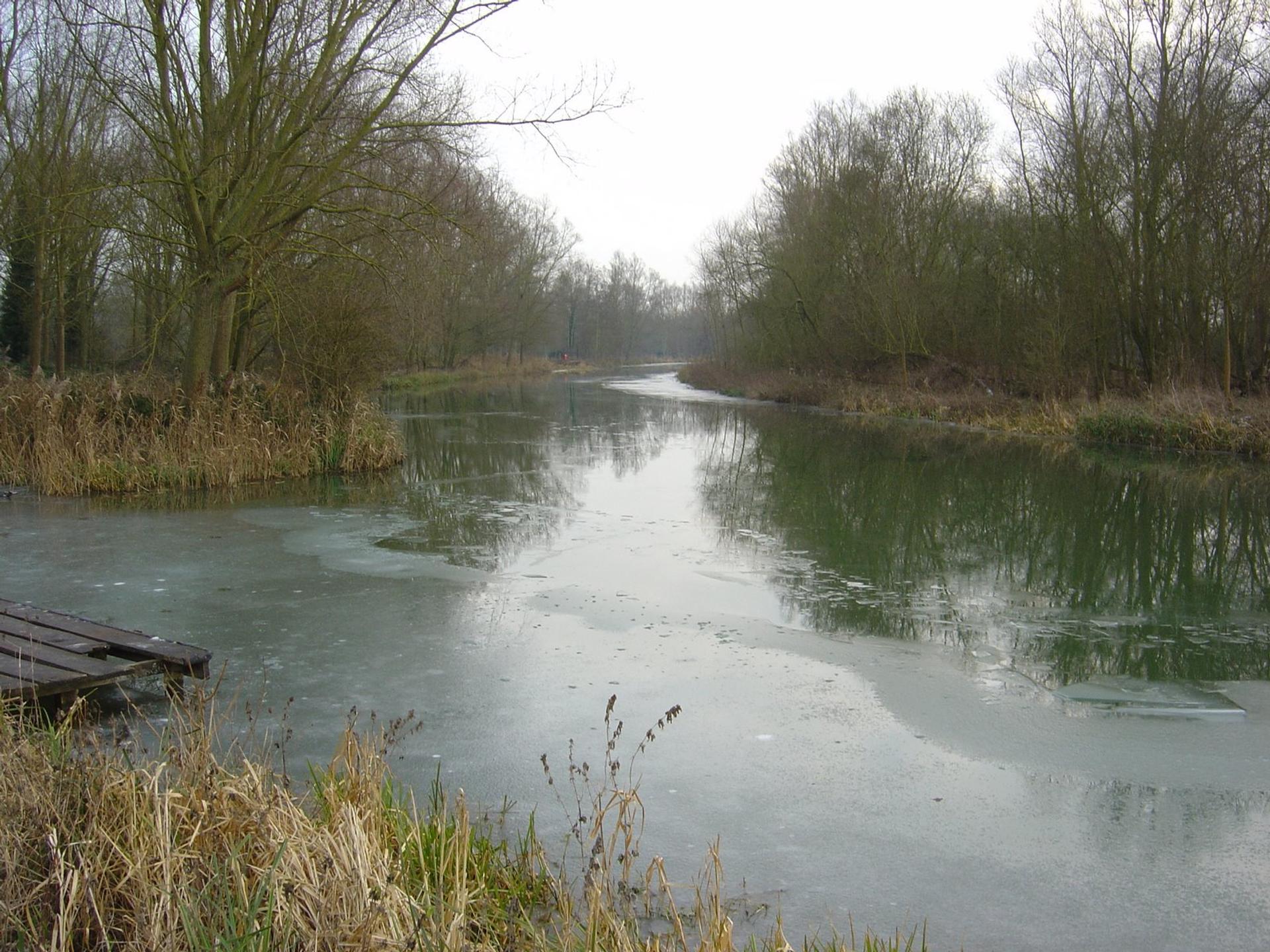 The river is largely frozen.
