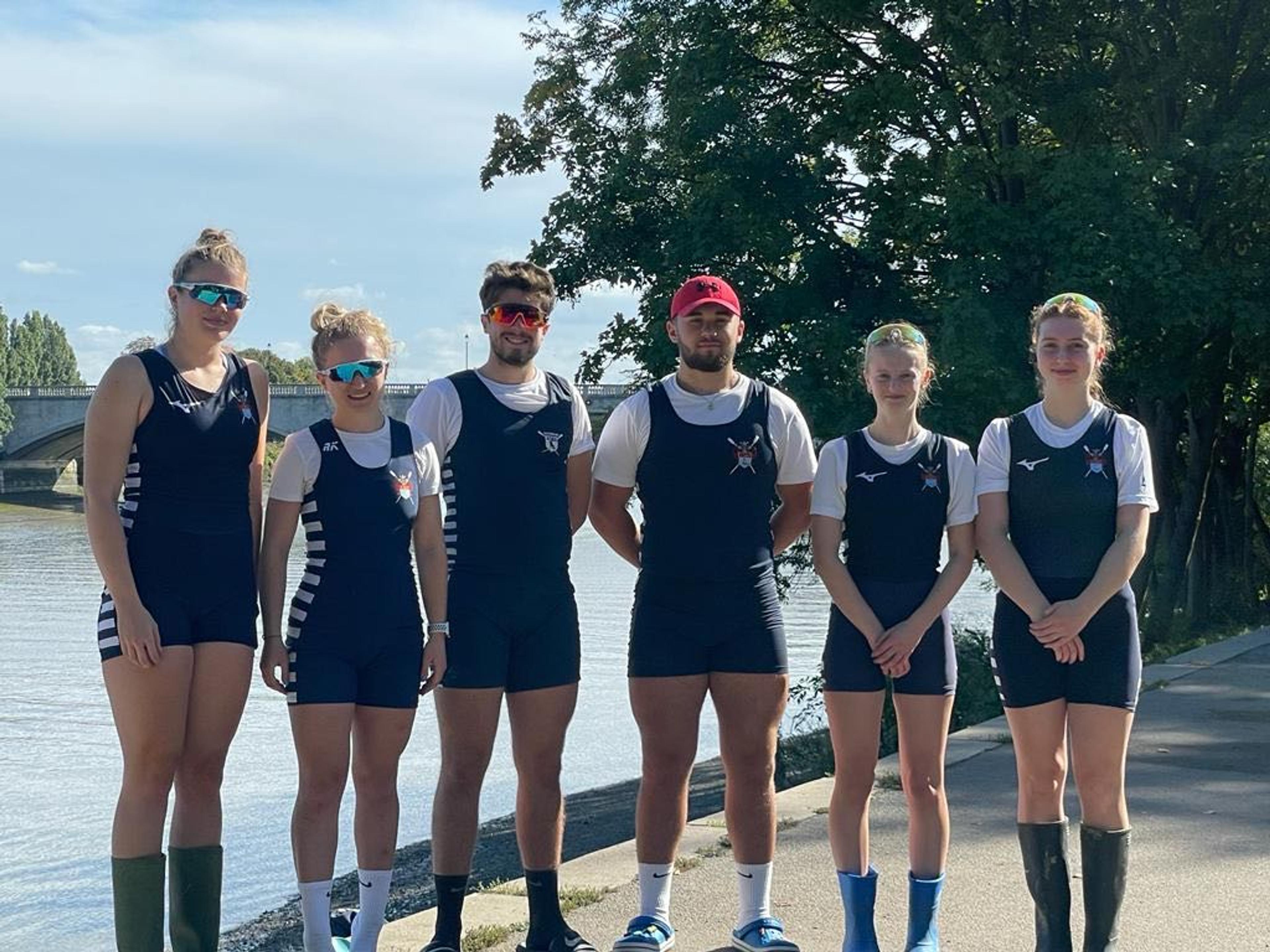 The people who rowed at the PHRR, standing by the Thames in their Sudbury kit. 