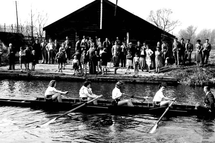L-R: Mary Clayton, Dot Jay, Marjorie Dormer, Jean Hill, Tony Chaplin (cox).