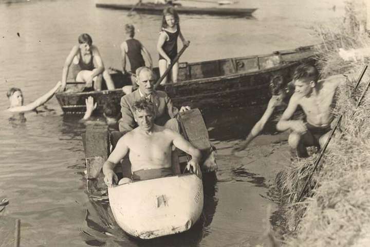 At the first post-war regatta, the town mayor took a ride in a homemade pedalo.