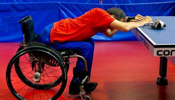 À la compétition du tennis de table pour les personnes à mobilité réduite