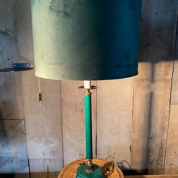 Lamp metaal groen onderstel en groene, fluwele lampenkap