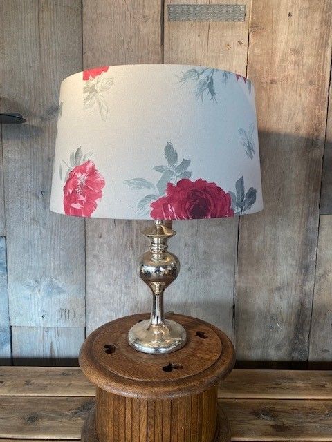 Lamp zilverkleurig met roosprint lampenkap