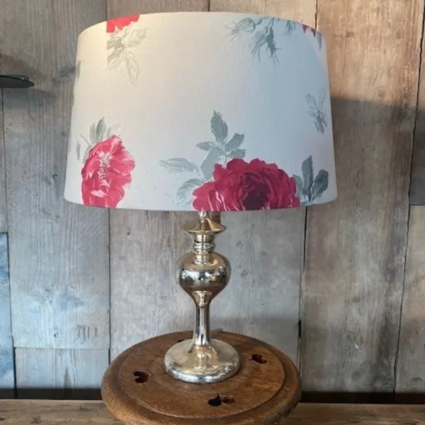 Lamp zilverkleurig met roosprint lampenkap