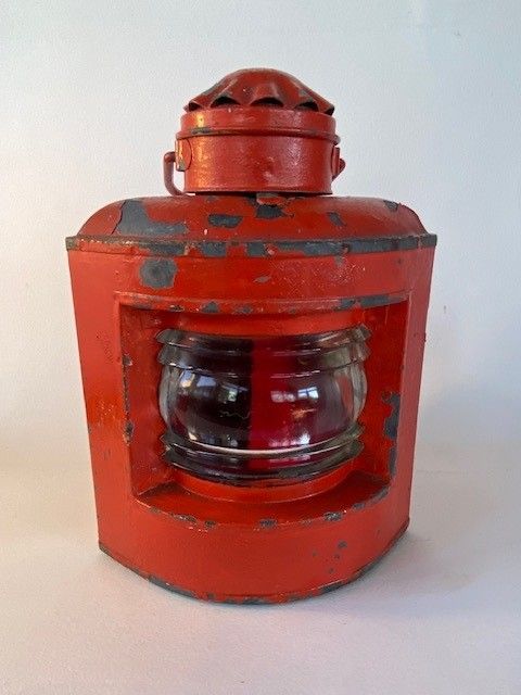 Rode lantaarn met olielamp