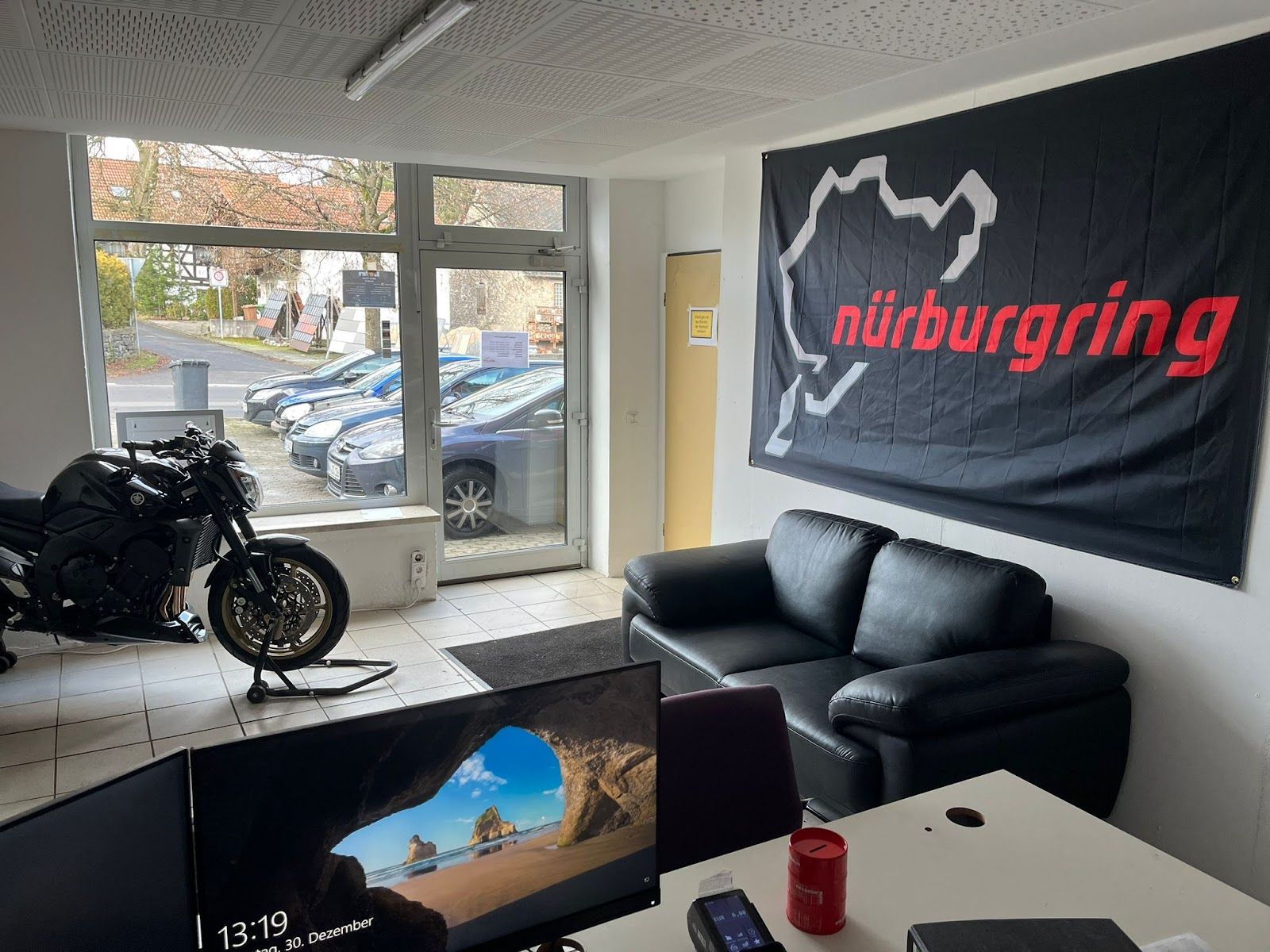 Aufenthaltsraum mit Nürburgring-Flagge